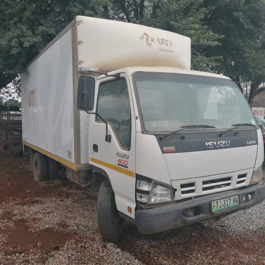 Truck Parts, Isuzu, 400, Stripping for Parts, Used