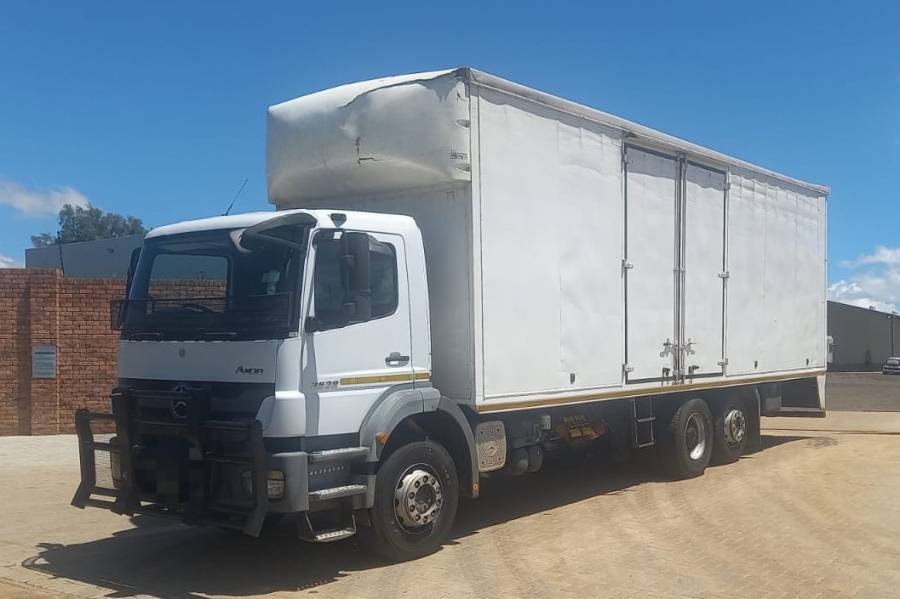 Mercedes Benz, Axor 2528 Tag Axle Closed Body, Rigid, Closed Body Truck, Used, 2014