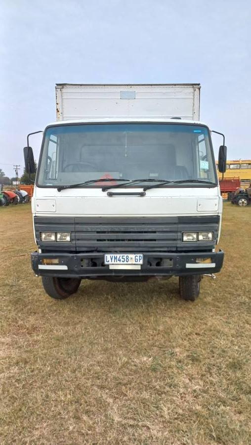 NISSAN DIESEL ハシゴ？ Used Nissan CM 16 4x2 Drive Closed Body Truck
