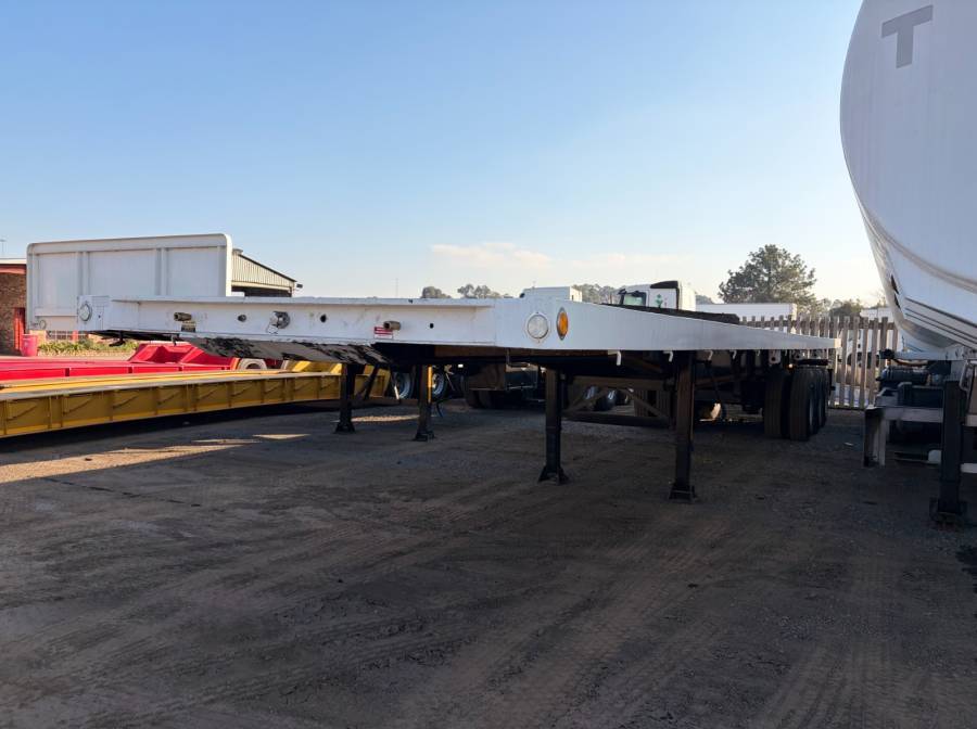 Paramount, Flatdeck, Tri-Axle Trailer, Used, 2002