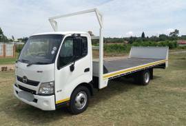 Hino, 300 815 FLAT DECK A/T + EXTRA FUEL TANK, 2x2, Flat Deck Truck, Used, 2020